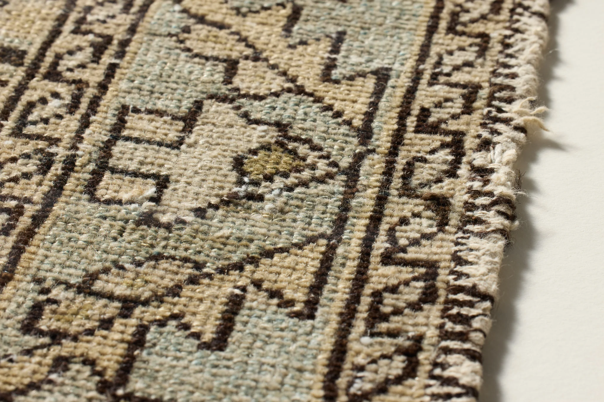 0490990019 VINTAGE RUG FRAGMENT - Image 3